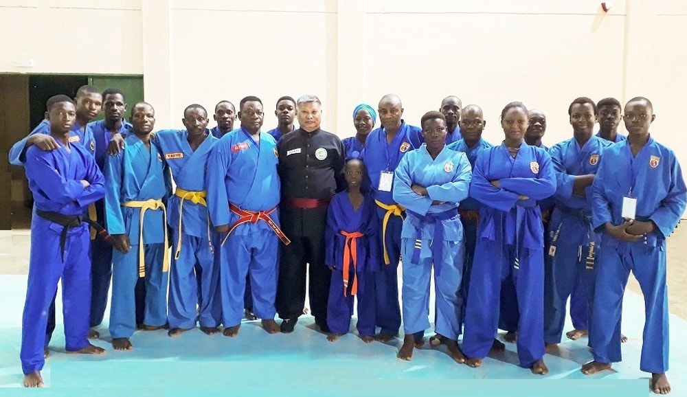 Đại võ sư Trương Văn Bảo (áo đen, đứng giữa) tại võ đường Vovinam Ouagadougou, Burkina Faso, châu Phi