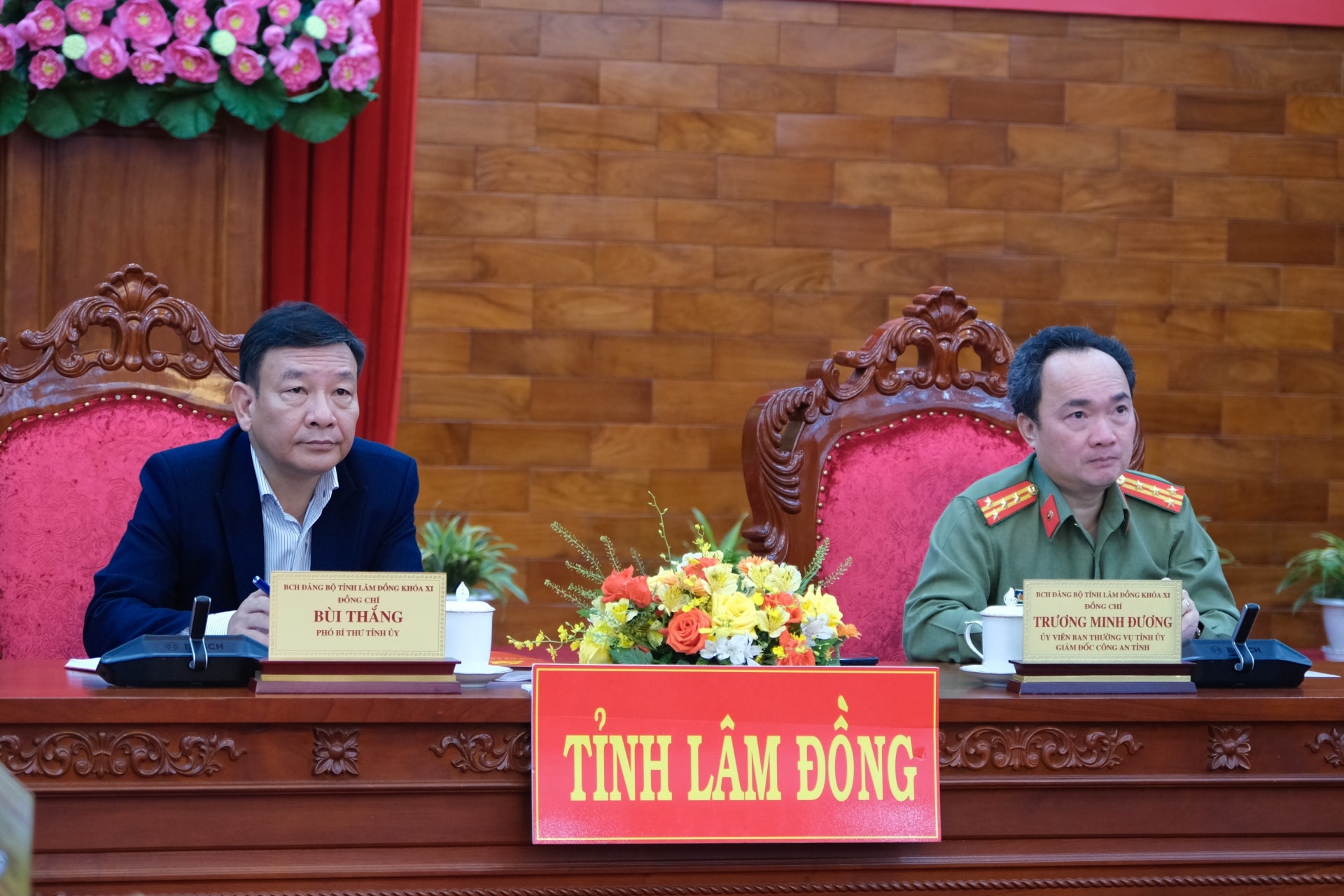 đồng chí Bùi Thắng - Phó Bí thư Tỉnh ủy; Đại tá Trương Minh Đương - Ủy viên Ban Thường vụ Tỉnh ủy, Giám đốc Công an tỉnh chủ trì Hội nghị tại điểm cầu tỉnh Lâm Đồng
