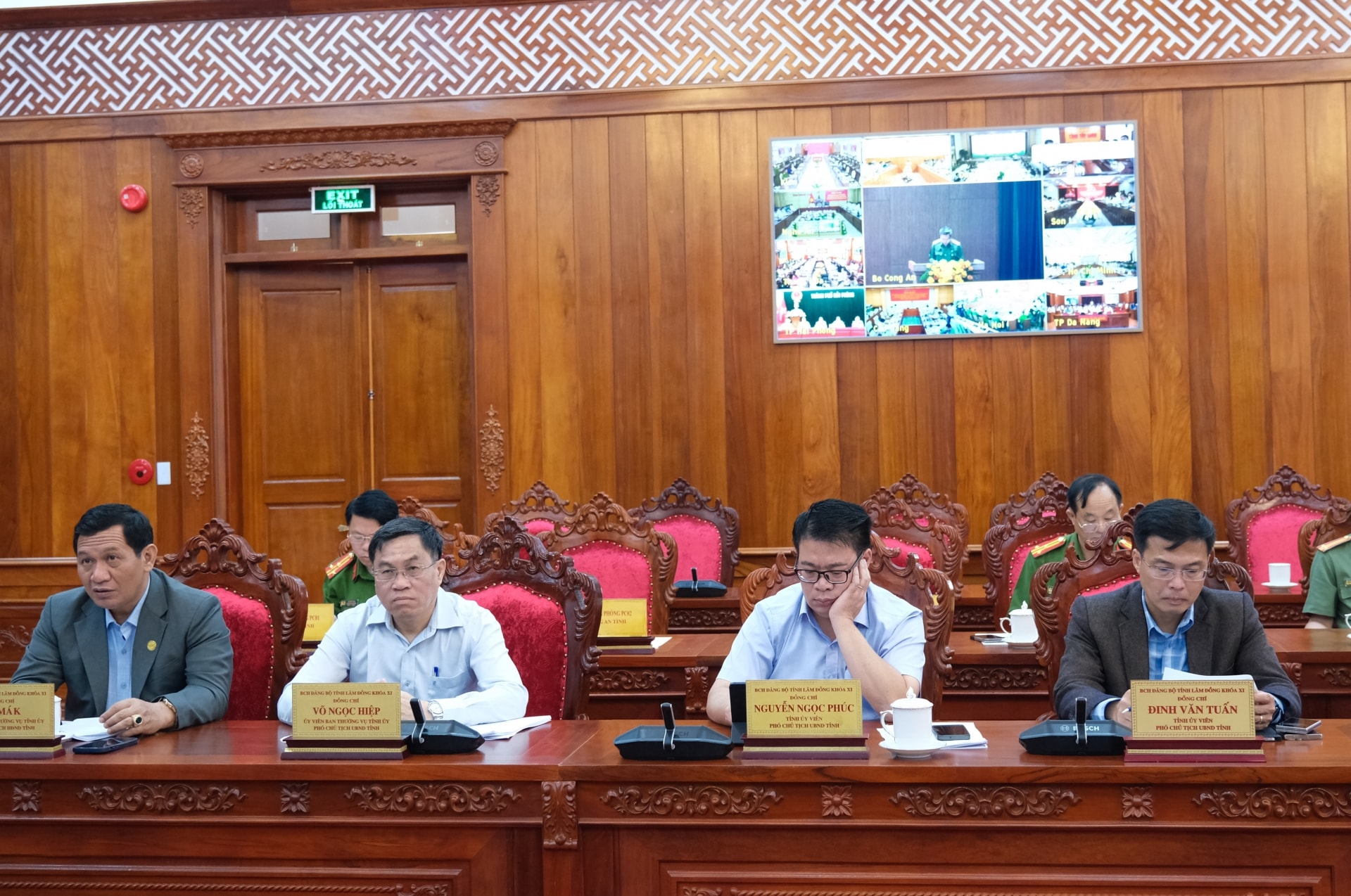 Các đồng chí thường trực HĐND tỉnh, lãnh đạo UBND tỉnh tham dự Hội nghị