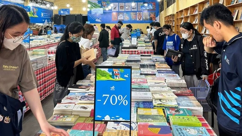 Bạn đọc tại Hội sách Nhã Nam Thành phố Hồ Chí Minh. (Ảnh: Nhã Nam)