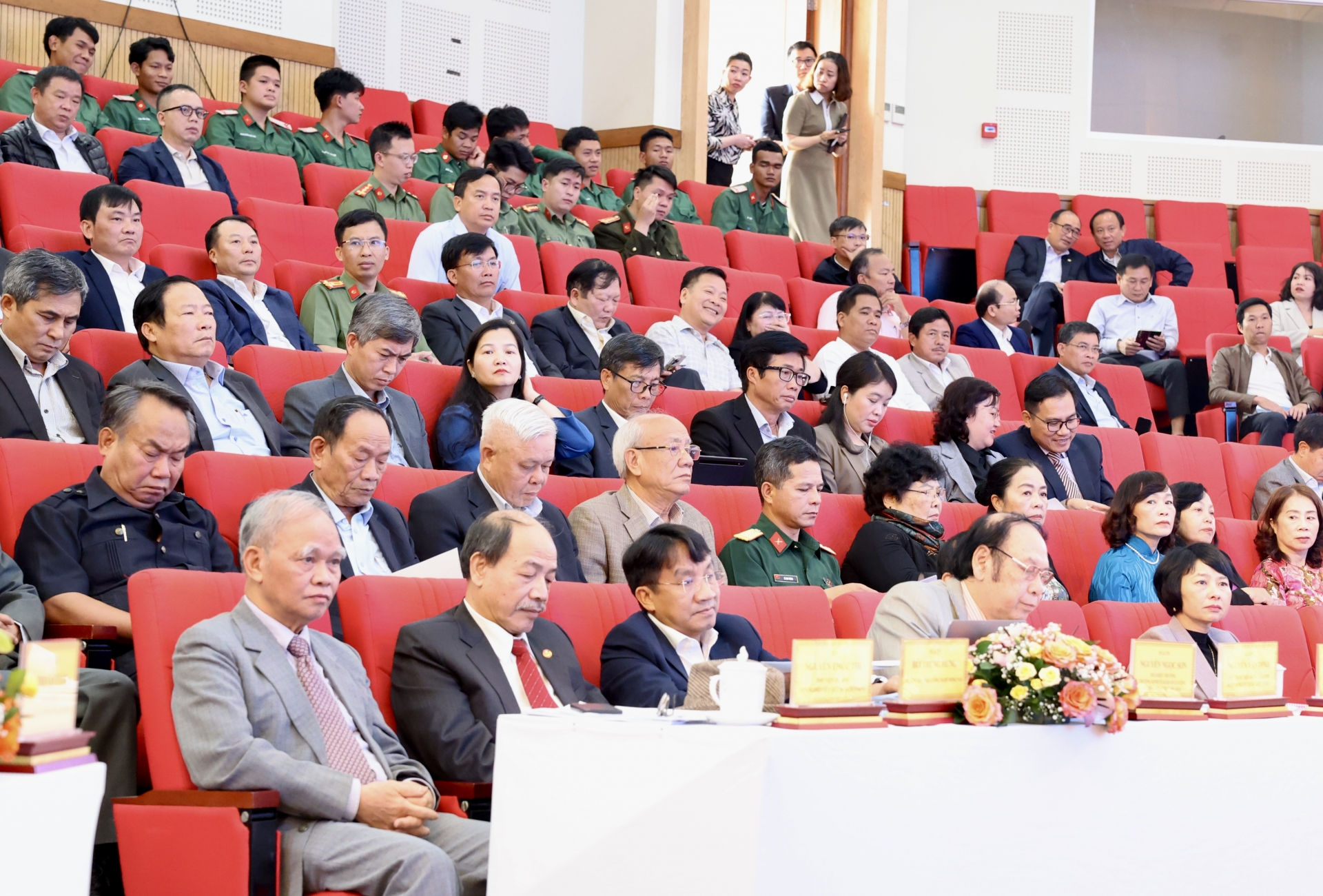 Các đại biểu nguyên là lãnh đạo tỉnh Lâm Đồng (hàng thứ 2) và chuyên gia (hàng đầu) tham dự Hội thảo