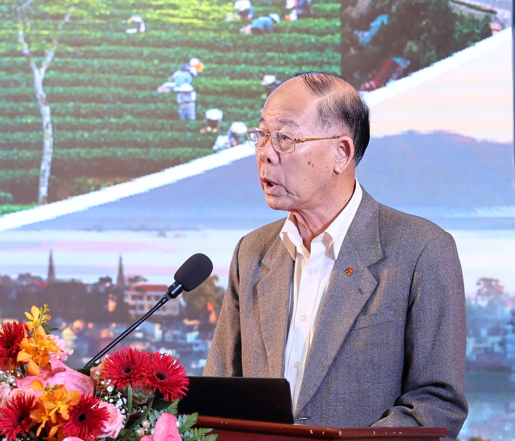 Ông Huỳnh Minh Xuyến – nguyên Phó Bí thư Thường trực Tỉnh uỷ Lâm Đồng, ôn lại chặng đường 50 năm phát triển của tỉnh Lâm Đồng, đồng thời góp ý “Đà Lạt nên tập trung phát triển nông nghiệp và du lịch dịch vụ,…”