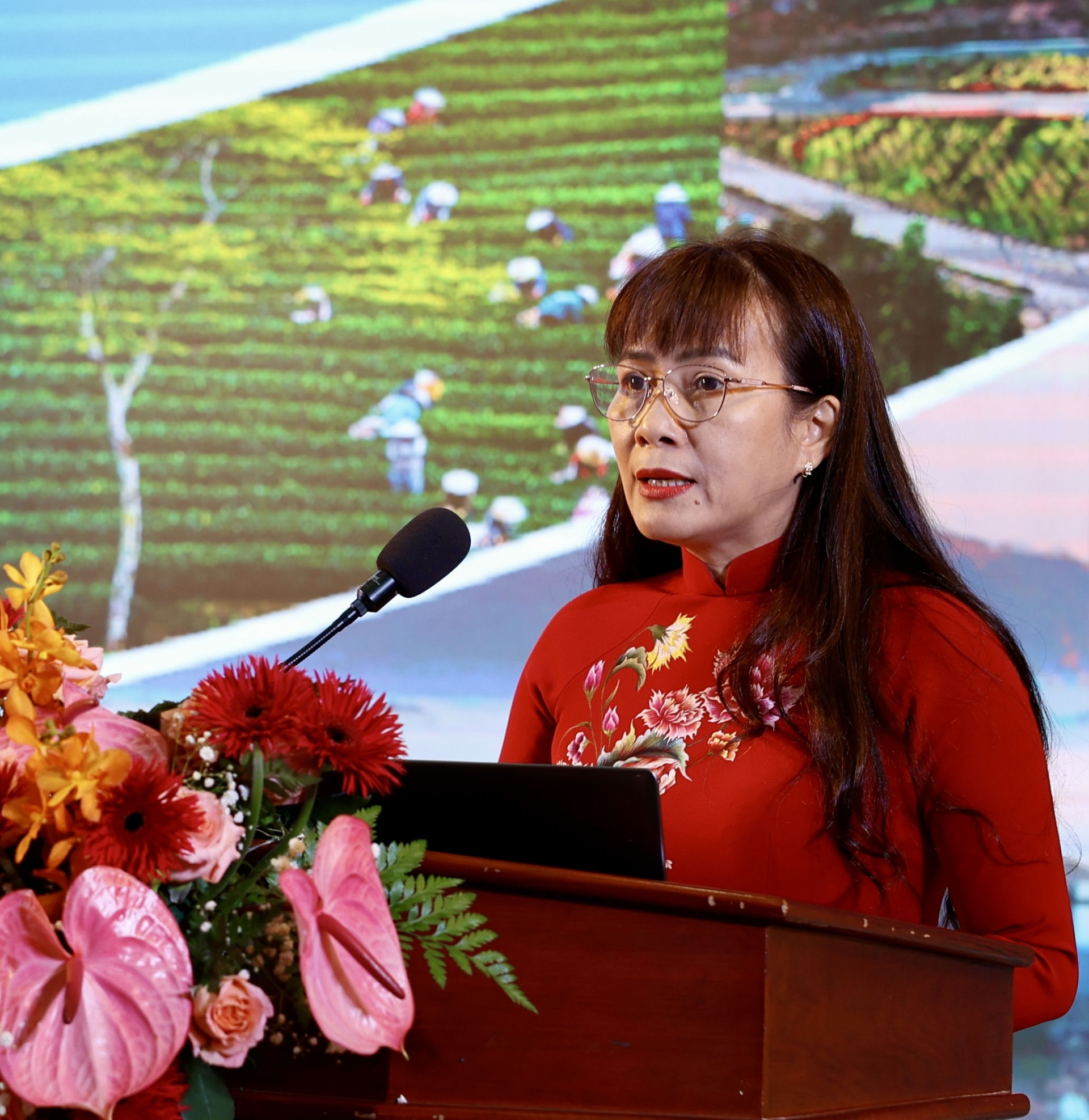 TS. Phạm Thị Hồng Hải – Phó Trưởng Thường trực Ban Tuyên giáo và Dân vận Tỉnh uỷ, trình bày tham luận, về “Vai trò của cấp uỷ Đảng trong lãnh đạo, chỉ đạo xây dựng và phát triển văn học, nghệ thuật tỉnh Lâm Đồng”