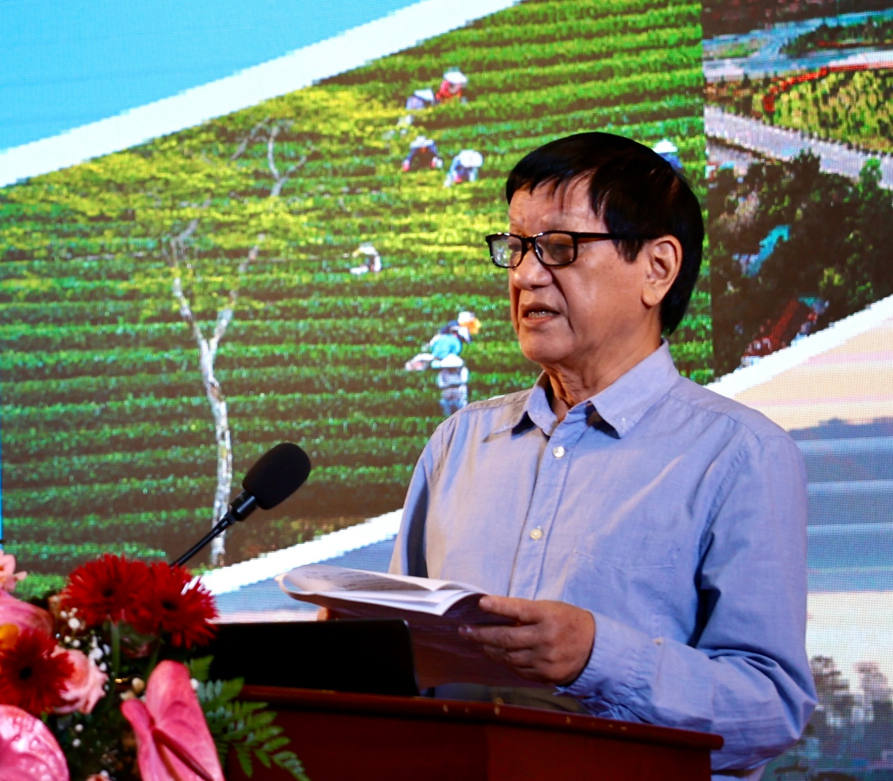 PGS. TS. KTS. Trần Trọng Hanh – Chủ nhiệm Đồ án Quy hoạch tỉnh Lâm Đồng, nguyên Vụ trưởng Vụ Quy hoạch kiến trúc, Bộ Xây dựng, Nguyên Hiệu trưởng Trường Đại học Kiến trúc Hà Nội, trình bày tham luận “Tăng cường công tác quy hoạch, đầu tư hạ tầng tạo đột phá cho phát triển…”