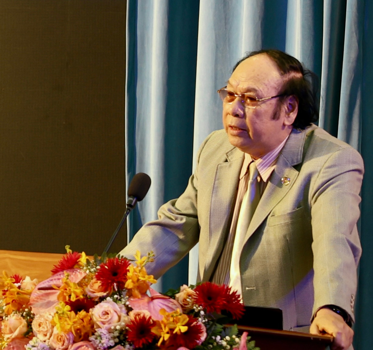 GS. TS. Nguyễn Văn Đính - Chủ tịch Hội đồng khoa học và Đào tạo, Hiệp hội Du lịch Việt Nam, trình bày tham luận “Vai trò của ngành Văn hoá – Du lịch trong phát triển kinh tế - xã hội tỉnh Lâm Đồng thời gian qua và định hướng trong thời gian tới”