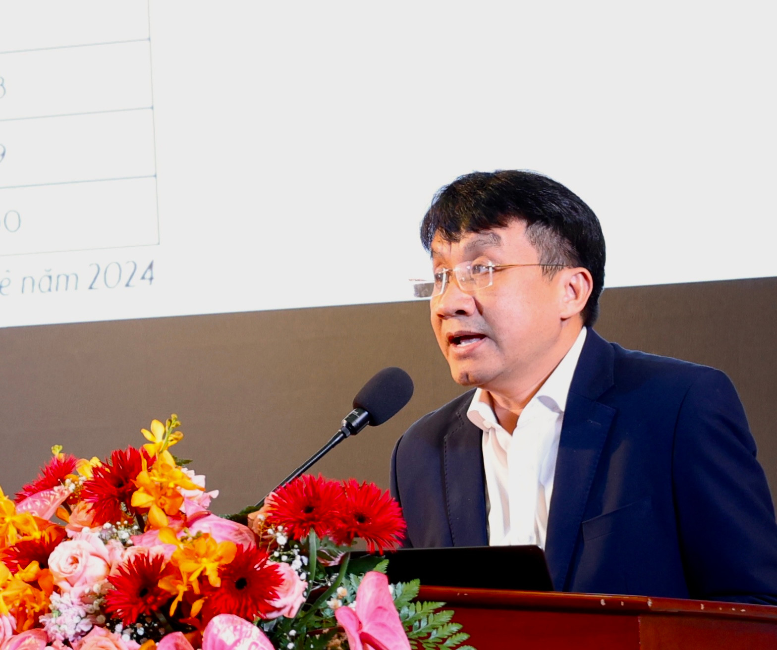 PGS. TS Nguyễn Ngọc Sơn – Phó Hiệu trưởng Trường Đại học kinh tế và Quản lý công, Đại học Kinh tế quốc gia trình bày tham luận “Nâng cao chất lượng tăng trưởng kinh tế - xã hội của tỉnh lâm Đồng trong kỷ nguyên mới - Kỷ nguyên vươn mình của dân tộc nhờ vào vai trò trụ cột của Khoa học Công nghệ, chuyển đổi số”