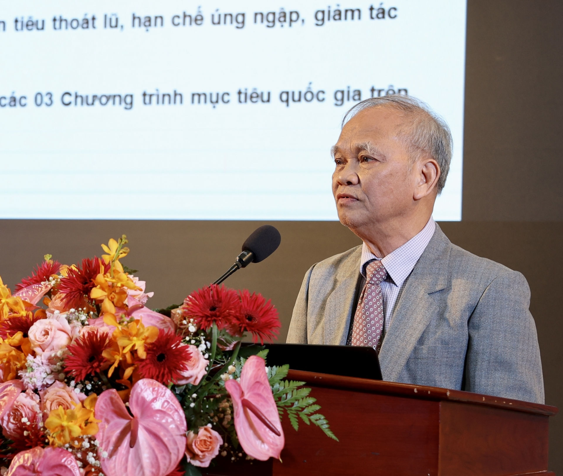 TS. Nguyễn Thức Thi – Phó Viện trưởng Viện Nghiên cứu quy hoạch Nông nghiệp, nông thôn, trình bày tham luận “Vai trò của ngành nông nghiệp trong phát triển kinh tế - xã hội của tỉnh Lâm Đồng thời gian qua và định hướng trong thời gian tới”