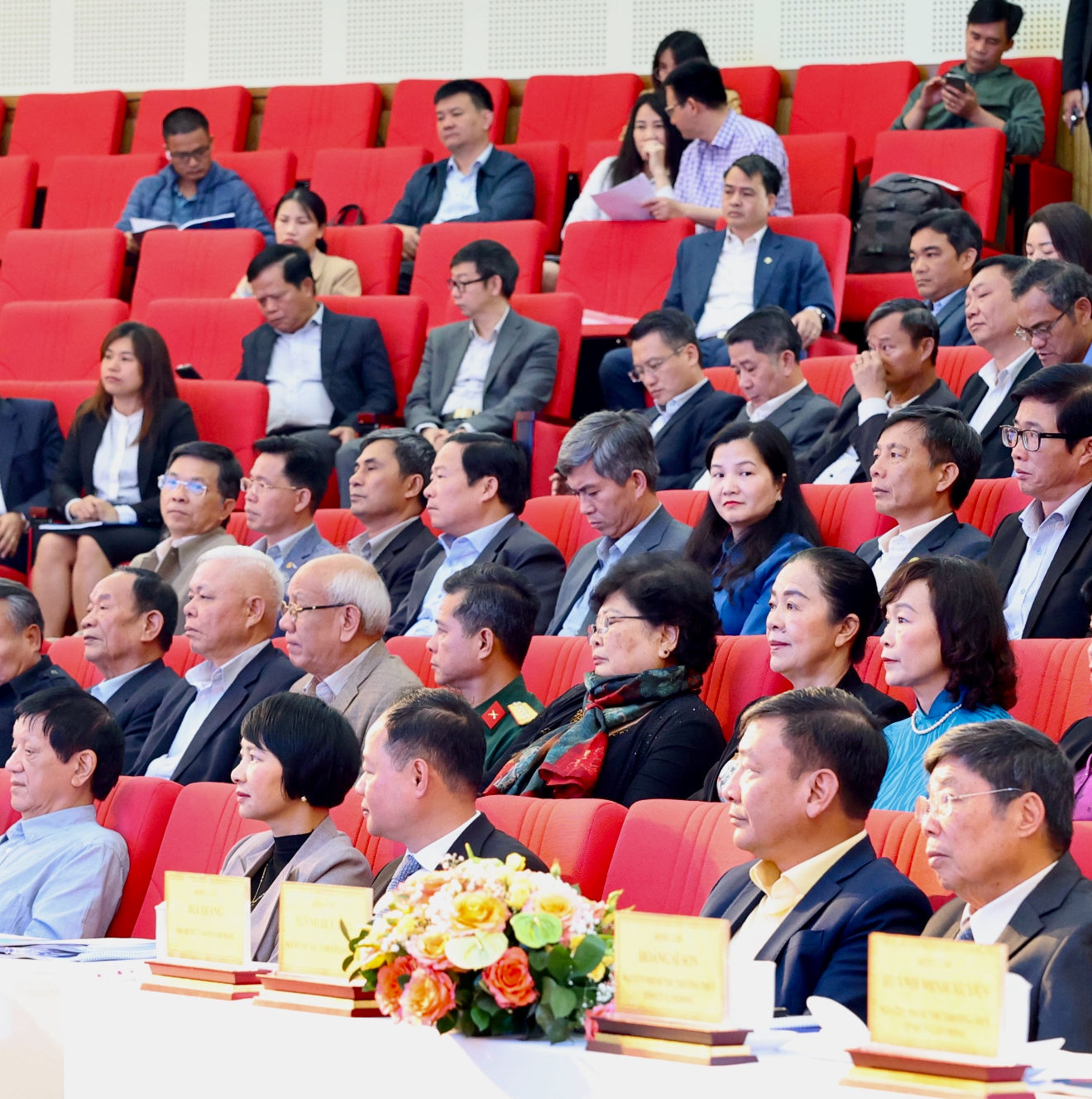 Lãnh đạo tỉnh Lâm Đồng (hàng đầu): Phó Bí thư, Chủ tịch HĐND tỉnh Lâm Đồng Phạm Thị Phúc (thứ 2 từ trái qua); Phó Bí thư, Chủ tịch UBND tỉnh Lâm Đồng Trần Hồng Thái (thứ 3 từ trái qua); Phó Bí thư Bùi Thắng (thứ 2 từ phải qua), tham dự Hội thảo
