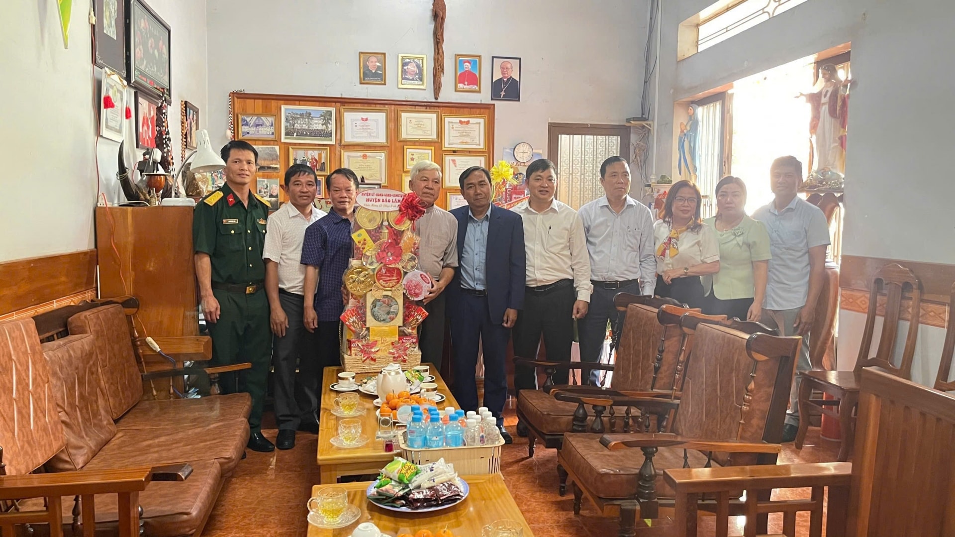 Thăm và trao quà tại Ban Đoàn kết Công giáo huyện (Giáo xứ Tân Rai)