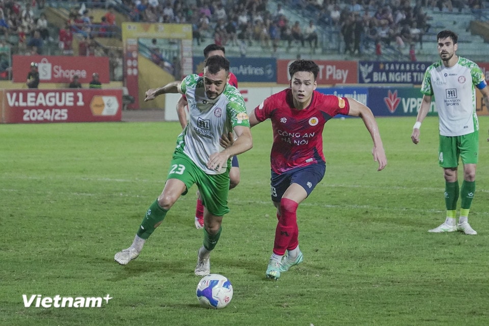 Với chỉ 9 người trên sân, Công an Hà Nội gặp khó trong nhiệm vụ ghi bàn. (Ảnh: Việt Anh/Vietnam+)