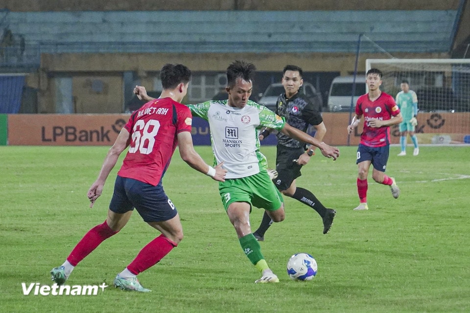 Pha dứt điểm đầu tiên bên phía đội khách được thực hiện bởi hậu vệ Nguyễn Thanh Thảo. (Ảnh: Việt Anh/Vietnam+)
