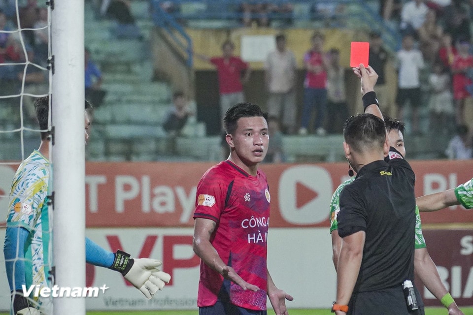 Đến những phút cuối, Công an Hà Nội chỉ còn thi đấu với 9 cầu thủ khi tiền vệ Hồ Ngọc Thắng nhận thẻ đỏ sau hành vi thúc cùi chỏ với Võ Hữu Việt Hoàng. (Ảnh: Việt Anh/Vietnam+)