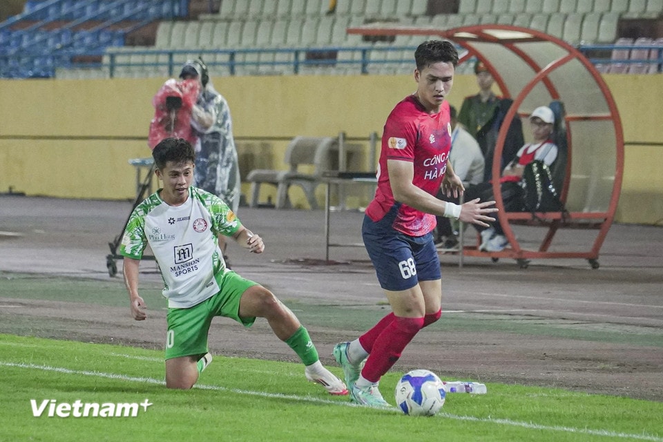 Là đội được đánh giá cao hơn, chủ nhà Công an Hà Nội nhanh chóng nắm quyền kiểm soát trận đấu. Các cầu thủ đội khách chủ động lùi sâu phòng ngự. (Ảnh: Việt Anh/Vietnam+)