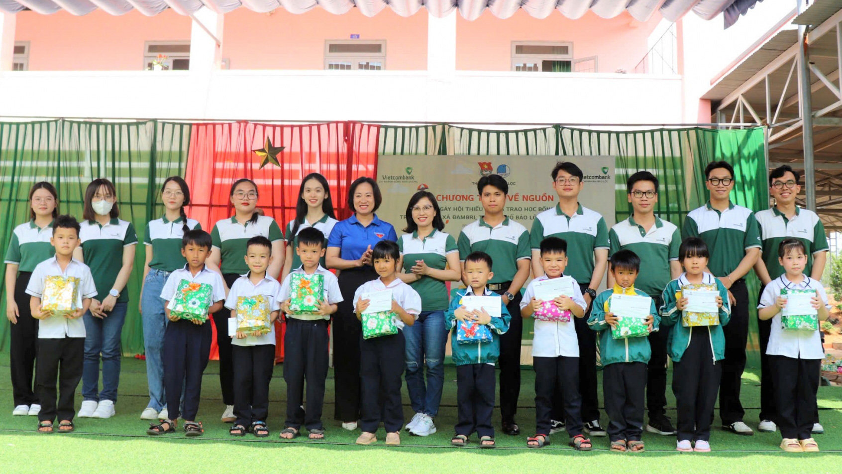 Đại diện các đơn vị tổ chức trao học bổng cho học sinh vượt khó của Trường Tiểu học Đam Bri