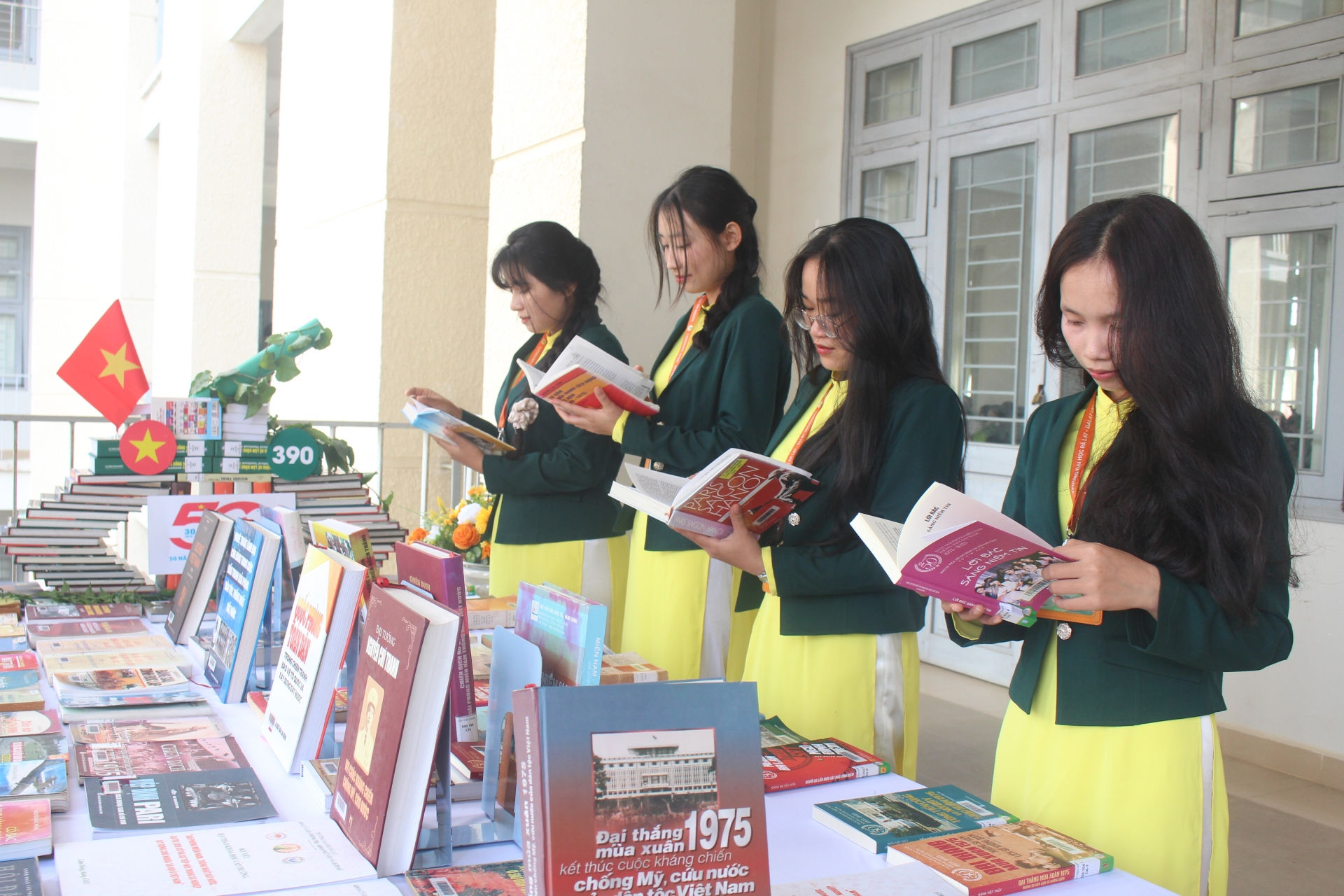 Không gian trưng bày sách về cuộc kháng chiến chống Mỹ cứu nước bên lề hội thảo