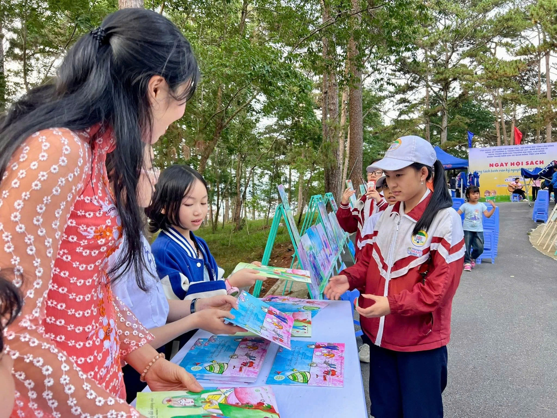 Các em học sinh được giao lưu với tác giả và tặng sách  viết về thành phố Đà Lạt do Công ty TNHH Giáo dục và Xuất bản Ô Cửa sách phát hành