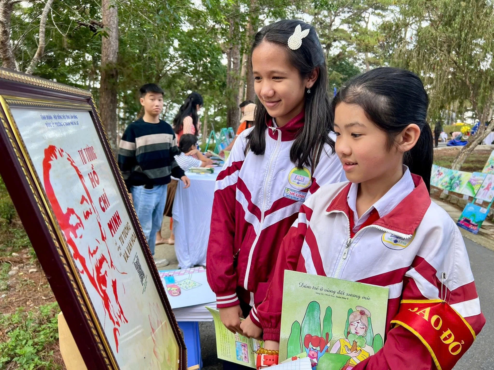 Các em học sinh tham quanCông trình không gian “50 năm Đà Lạt - Lâm Đồng vươn mình với khát vọng phát triển” 