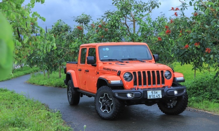 Ngoại hình ấn tượng và mạnh mẽ, mang phong cách thể thao. Ảnh: S.T xe-jeep-18-04.jpg