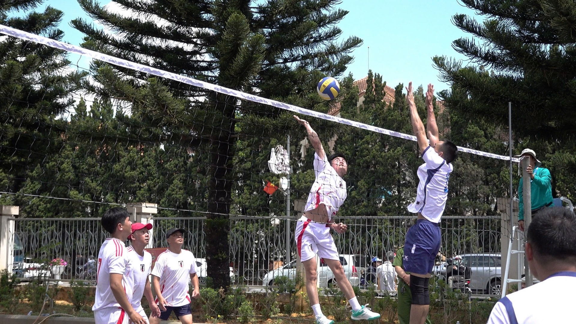 Tinh thần thi đấu quyết liệt giữa các đội đã mang đến cho khán giả nhiều pha bóng gay cấn, đẹp mắt