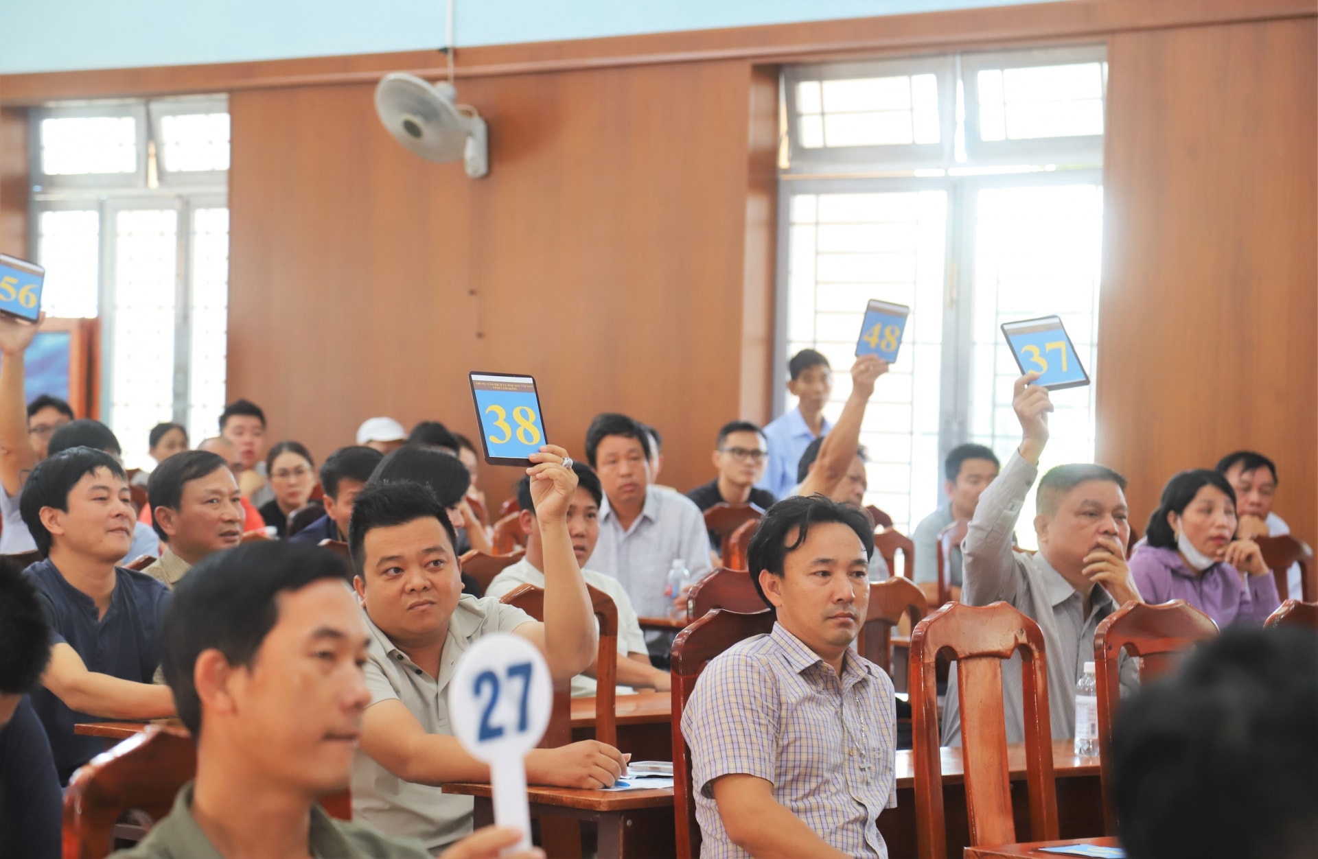 Các cá nhân tham gia trả giá tại phiên đấu giá 20 lô đất công