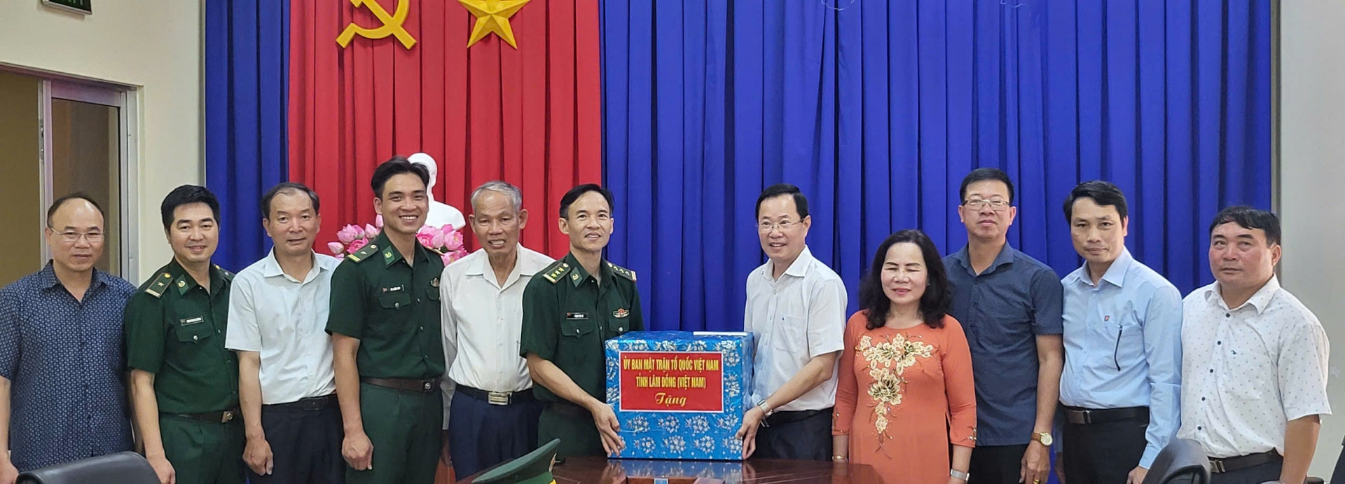 Đoàn công tác tỉnh Lâm Đồng tặng quà Đồn biên phòng