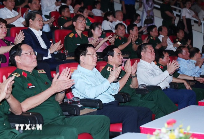 Các đồng chí lãnh đạo Đảng, Nhà nước, Bộ Quốc phòng và đại biểu dự chương trình. (Ảnh: Trọng Đức/TTXVN) ttxvn-50-nam-thong-nhat-dat-nuoc-chuong-trinh-nghe-thuat-hen-uoc-bac-nam2.jpg