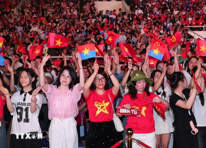 Các tầng lớp nhân dân, học sinh, sinh viên Thủ đô tới thưởng thức chương trình. (Ảnh: Trọng Đức/TTXVN) ttxvn-50-nam-thong-nhat-dat-nuoc-chuong-trinh-nghe-thuat-hen-uoc-bac-nam4.jpg