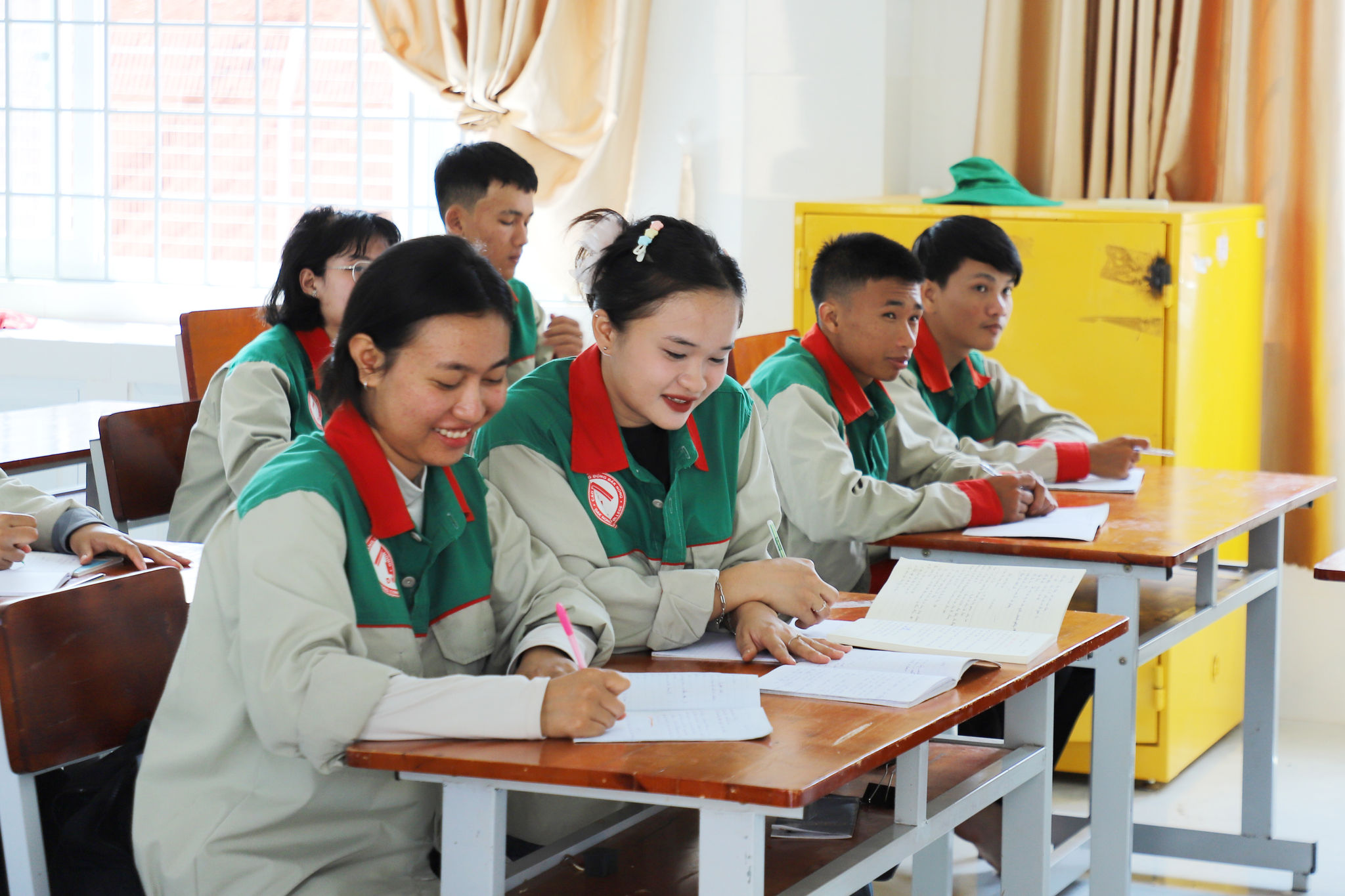 Sinh viên Trần Thị Mai Ngọc (thứ 2 từ trái qua), Trường Cao đẳng Cộng đồng Đắk Nông học nghề để sẵn sàng làm việc ngay sau khi tốt nghiệp