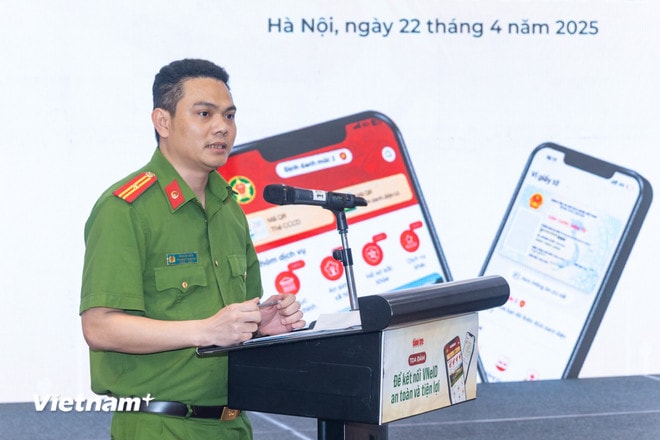 Thiếu tá Trần Duy Hiển - Phó Giám đốc Trung tâm Dữ liệu quốc gia về dân cư. (Ảnh: Minh Sơn/Vietnam+) vnp-vneid-4.jpg