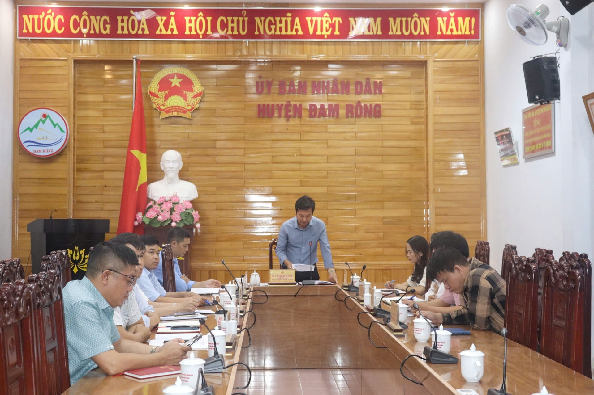 Phó Chủ tịch UBND huyện Đam Rông Trần Đức Bắc báo cáo tình hình thực hiện các nhiệm vụ tại địa phương