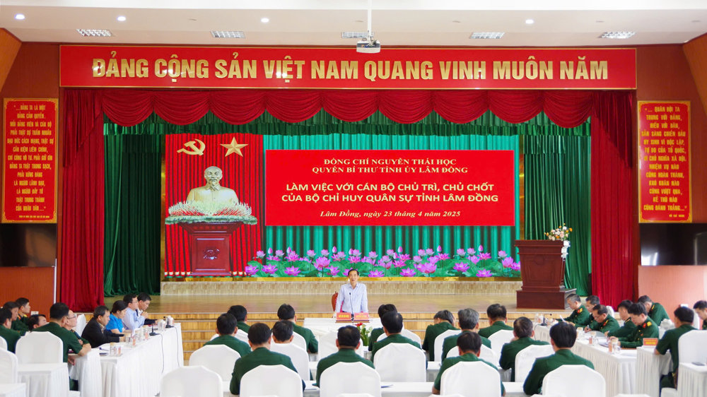 Quang cảnh buổi làm việc