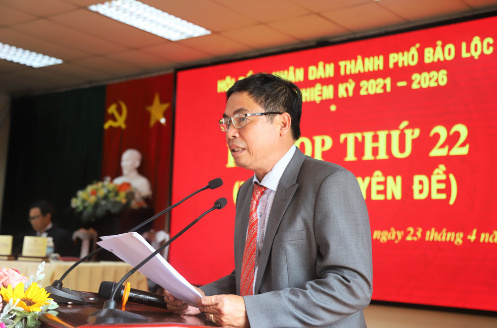 Đồng chí Nghiêm Xuân Đức - Phó Bí thư Thường trực Thành ủy, Chủ tịch HĐND TP Bảo Lộc phát biểu tại Kỳ họp