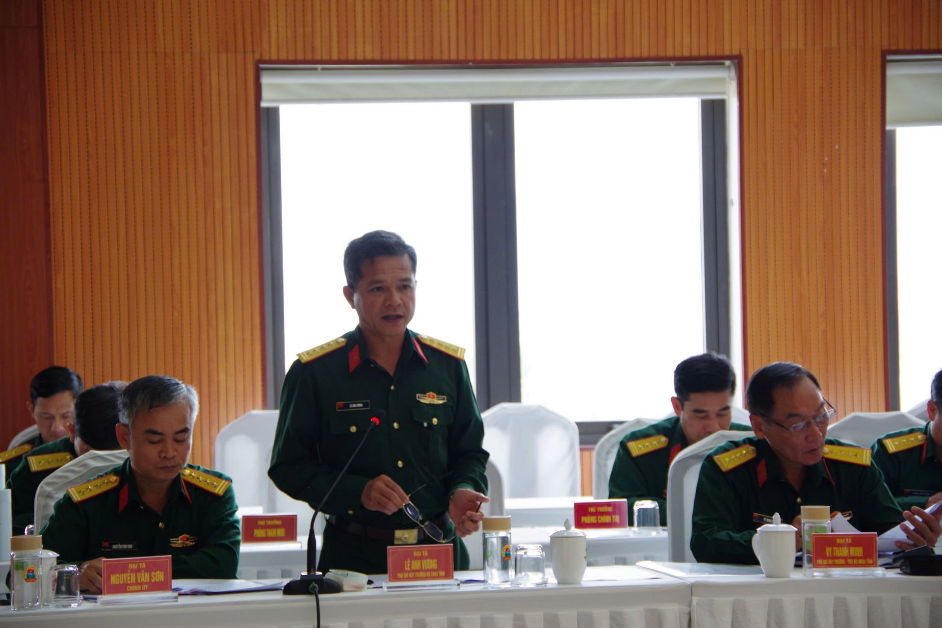 Đại tá Lê Anh Vương - Phó Chỉ huy trưởng Bộ CHQS tỉnh báo cáo tại buổi làm việc
