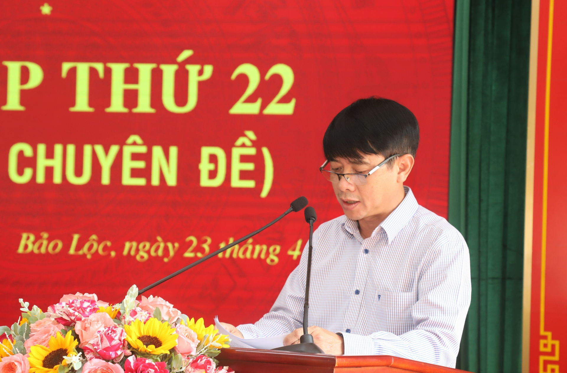 Ông Nguyễn Tấn Huy - Trưởng  phòng Nội vụ TP Bảo Lộc thông qua các tờ trình dự thảo nghị quyết tại Kỳ họp
