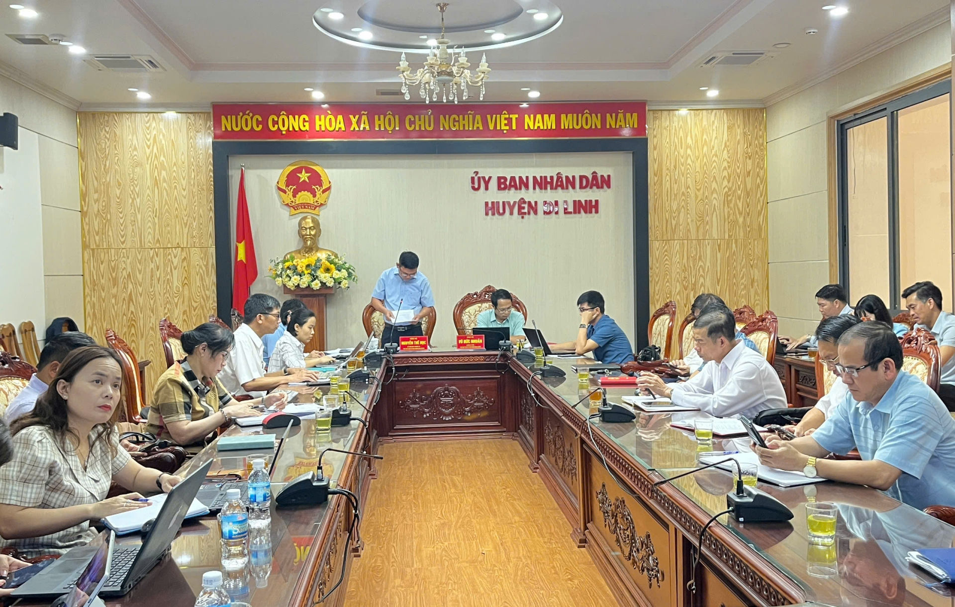 Phó Chủ tịch UBND huyện Di Linh Nguyễn Thế Học báo cáo tại buổi làm việc