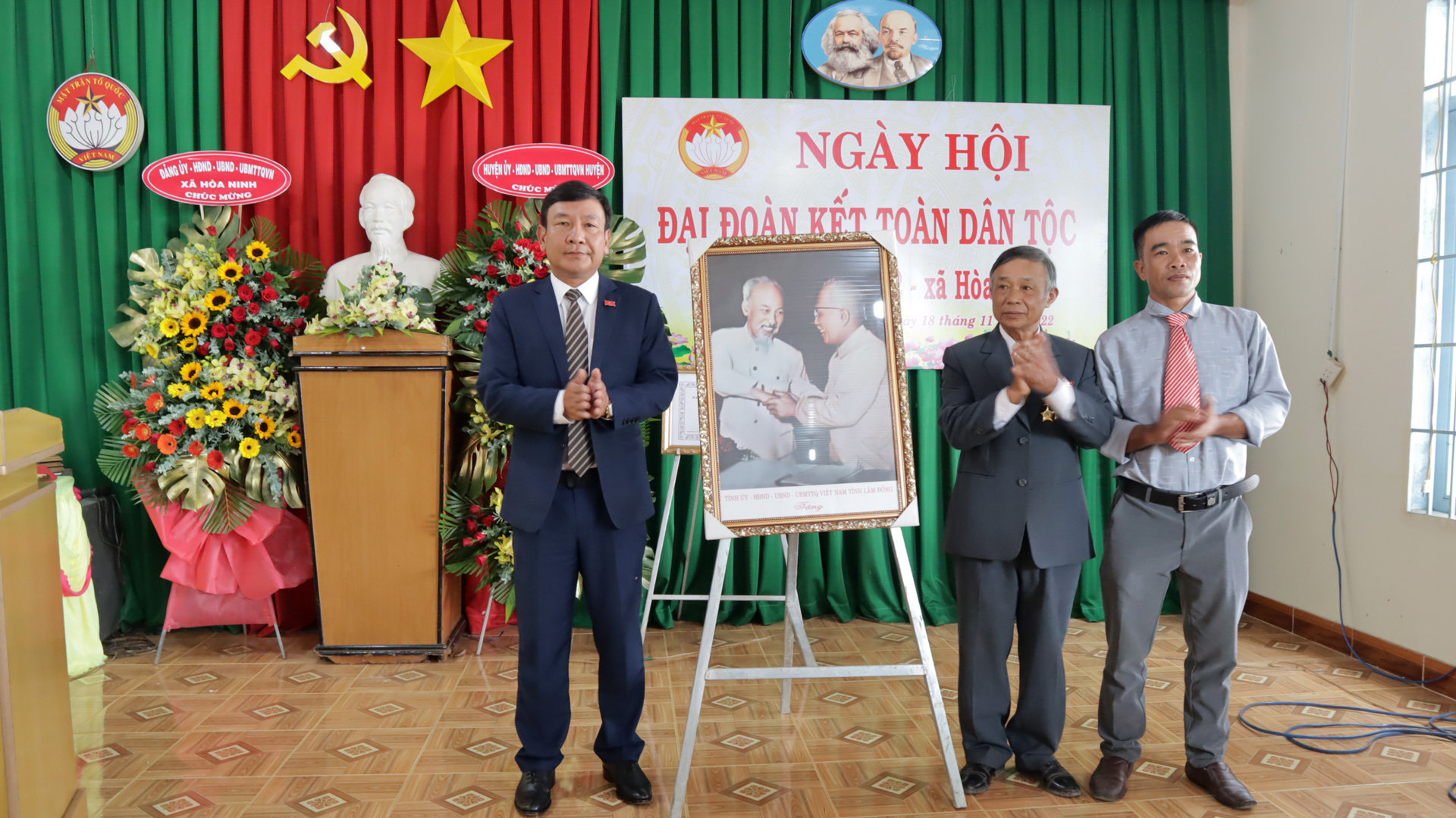 Đồng chí Bùi Thắng - Phó Bí thư Tỉnh ủy dự Ngày hội Đại đoàn kết toàn dân tộc tại Thôn 12, xã Hoà Ninh