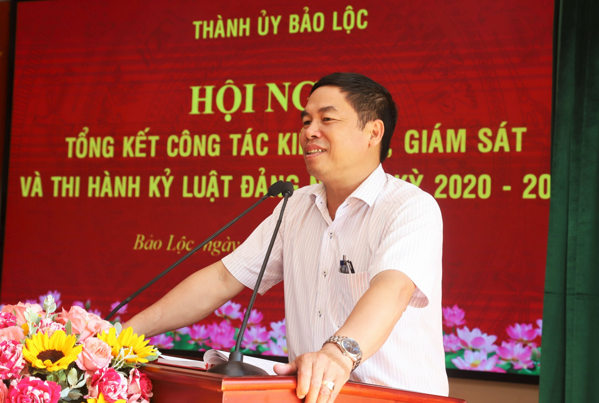 Đồng chí Nghiêm Xuân Đức - Phó Bí thư Thường trực Thành ủy, Chủ tịch HĐND TP Bảo Lộc phát biểu tại Hội nghị