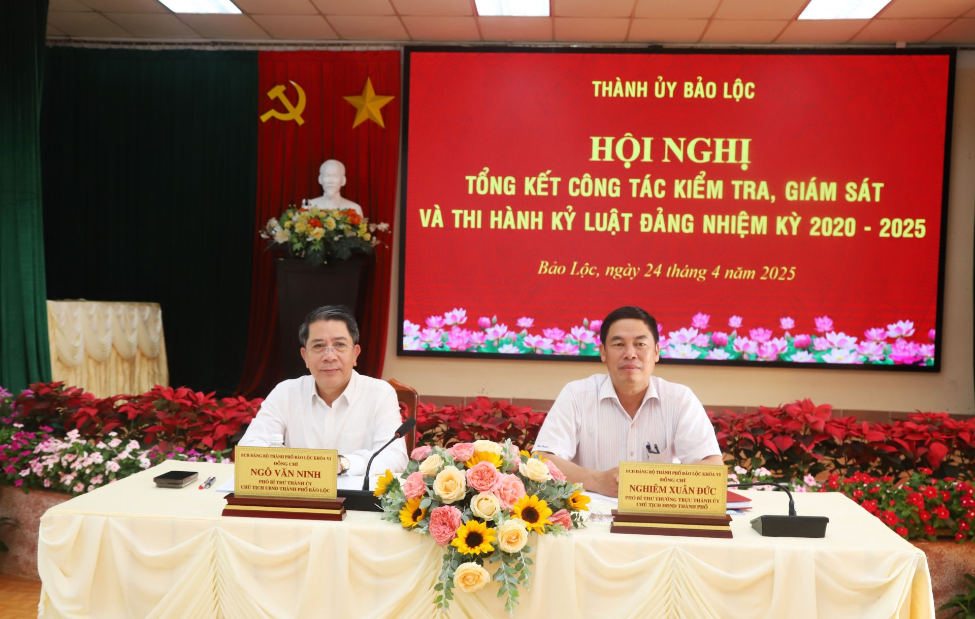 Các đồng chí chủ trì Hội nghị