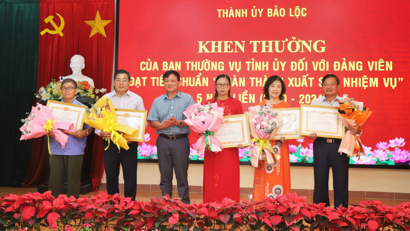 Đồng chí Hoàng Xuân Thùy - Phó Chủ nhiệm UBKT Tỉnh ủy Lâm Đồng trao Bằng khen của Ban Thường vụ Tỉnh ủy Lâm Đồng cho các đảng viên