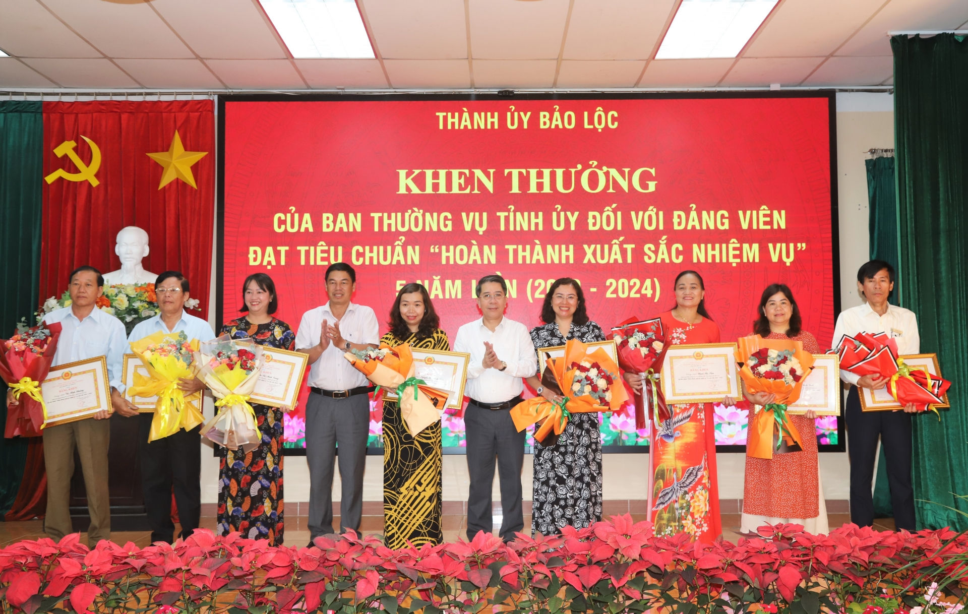 Lãnh đạo TP Bảo Lộc trao Bằng khen của Ban Thường vụ Tỉnh ủy Lâm Đồng cho các đảng viên