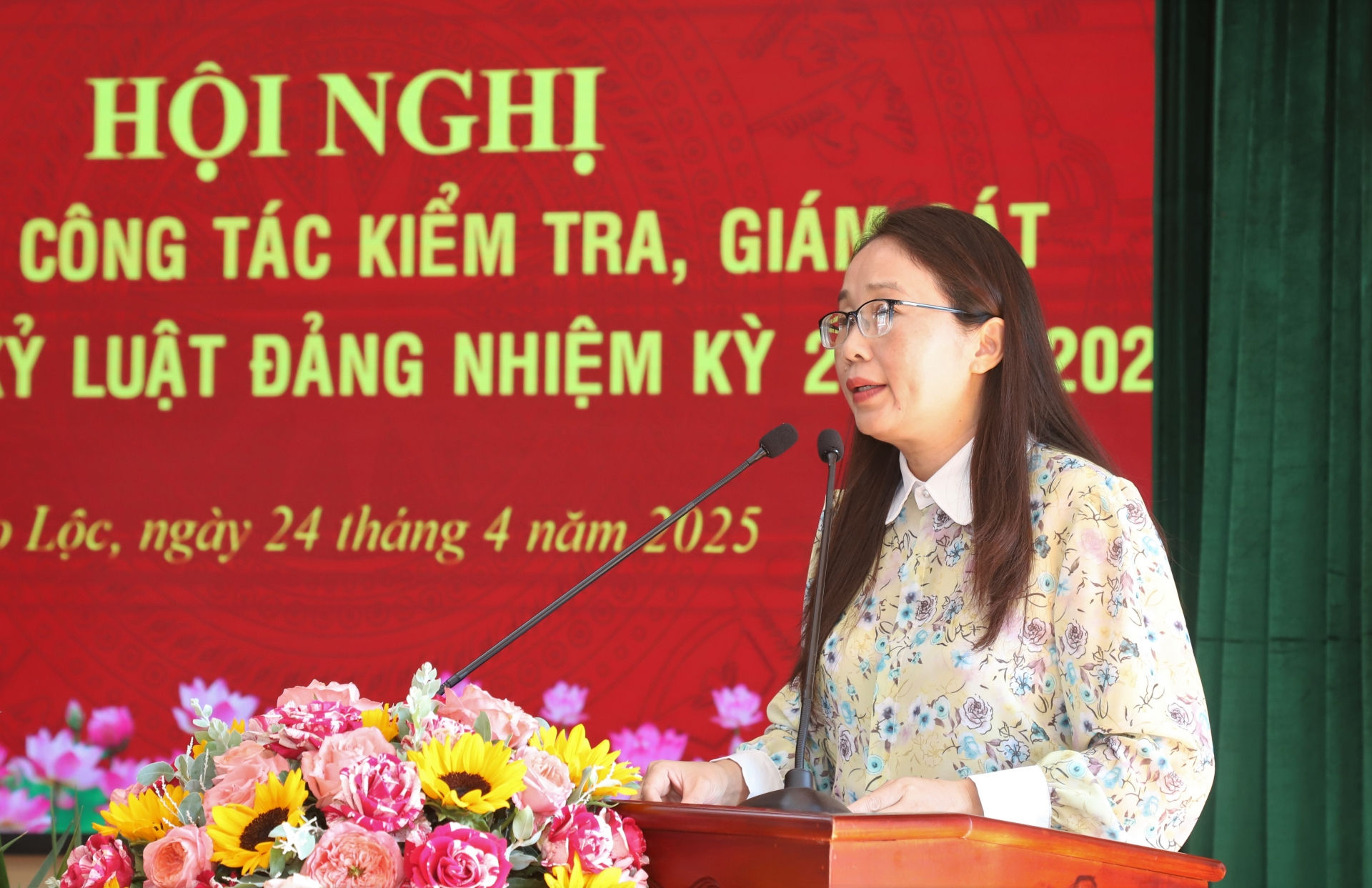 Đại biểu tham luận tại Hội nghị