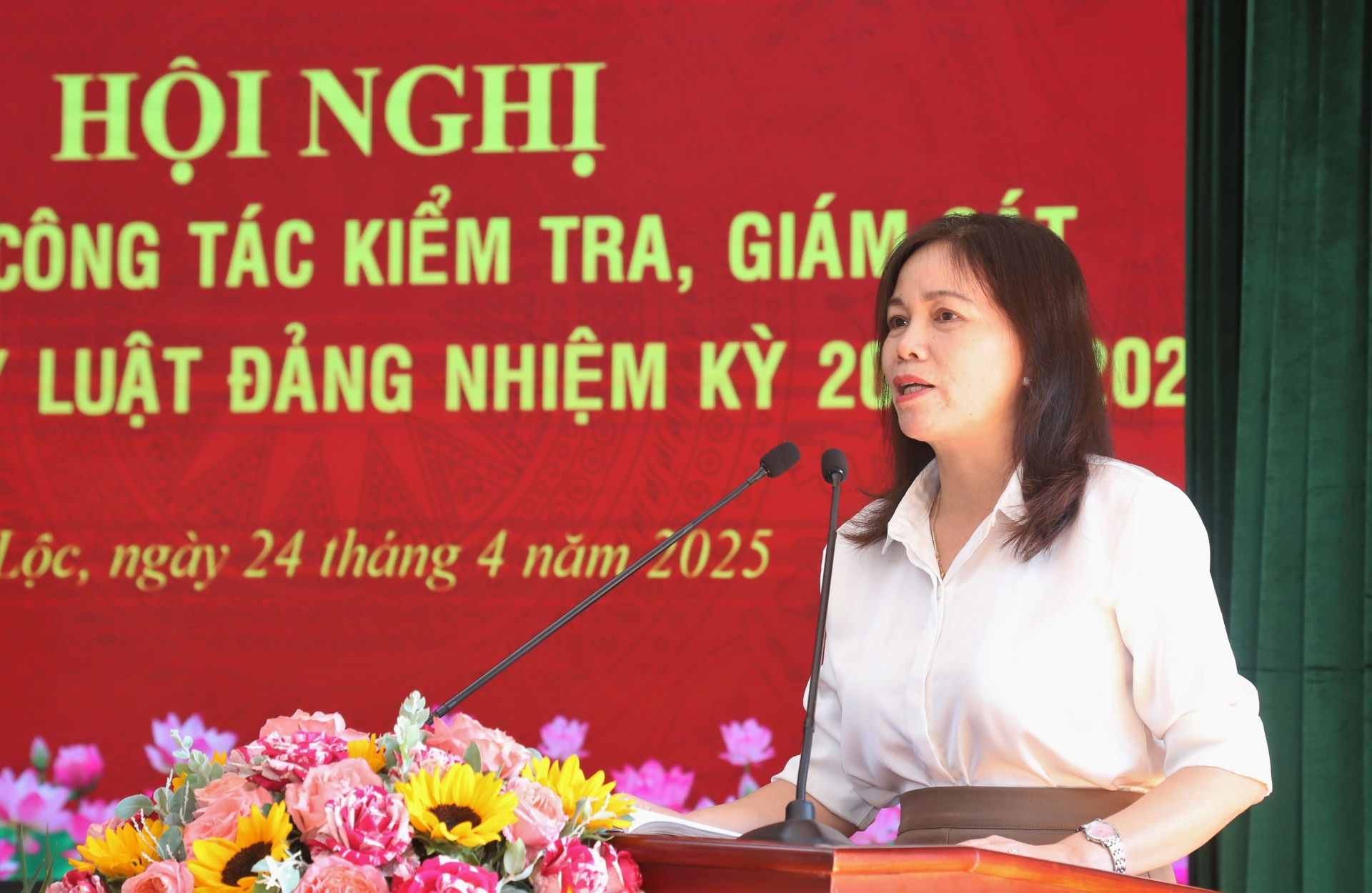 Đại biểu tham luận tại Hội nghị