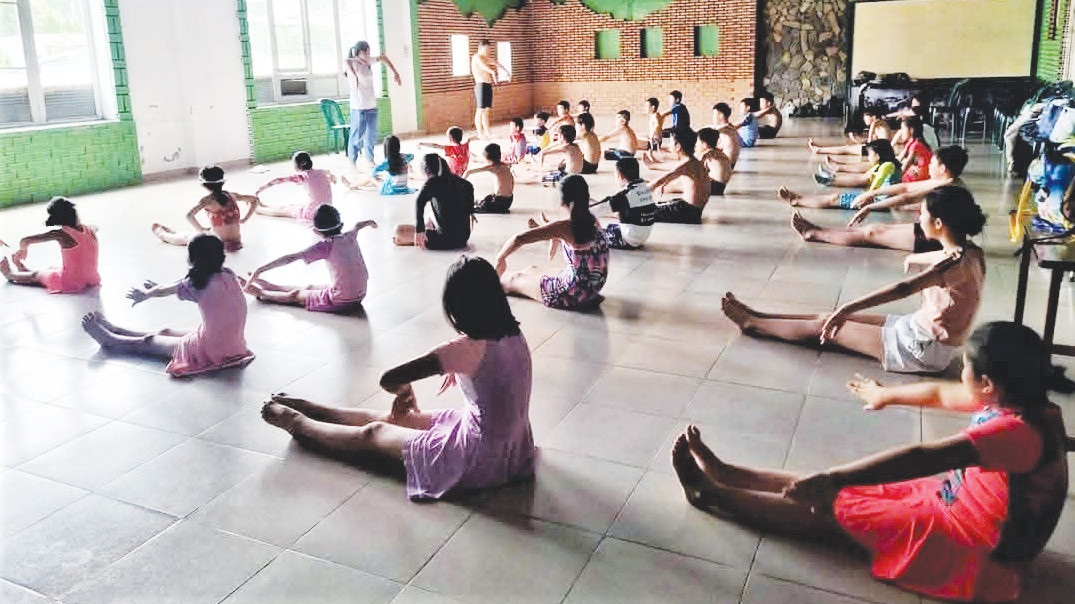 Trong một lớp dạy bơi miễn phí