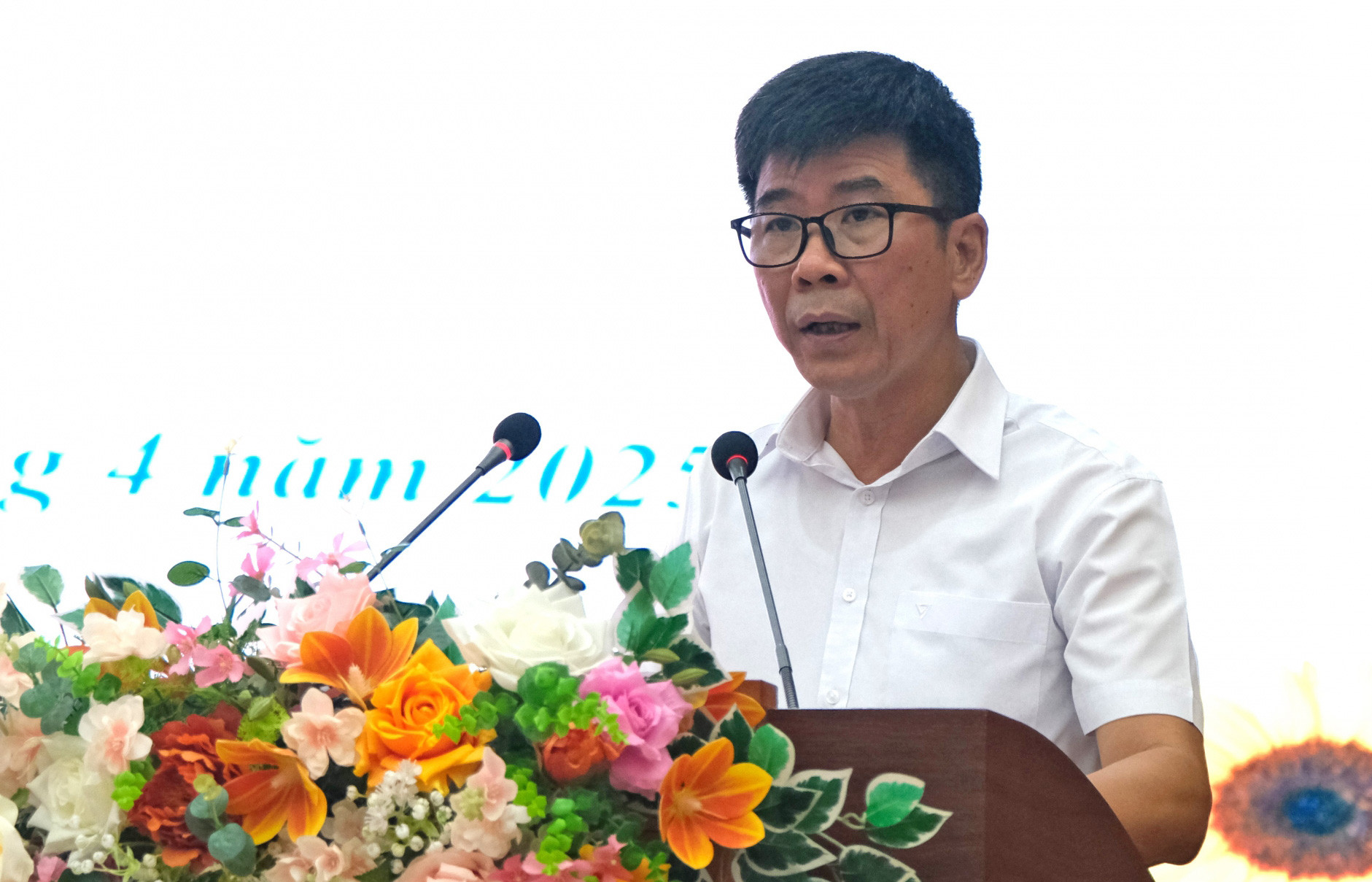 Ông Phạm Hồng Ngoại - Trưởng Phòng Nội vụ huyện Di Linh thông qua các tờ trình dự thảo nghị quyết tại Kỳ họp
