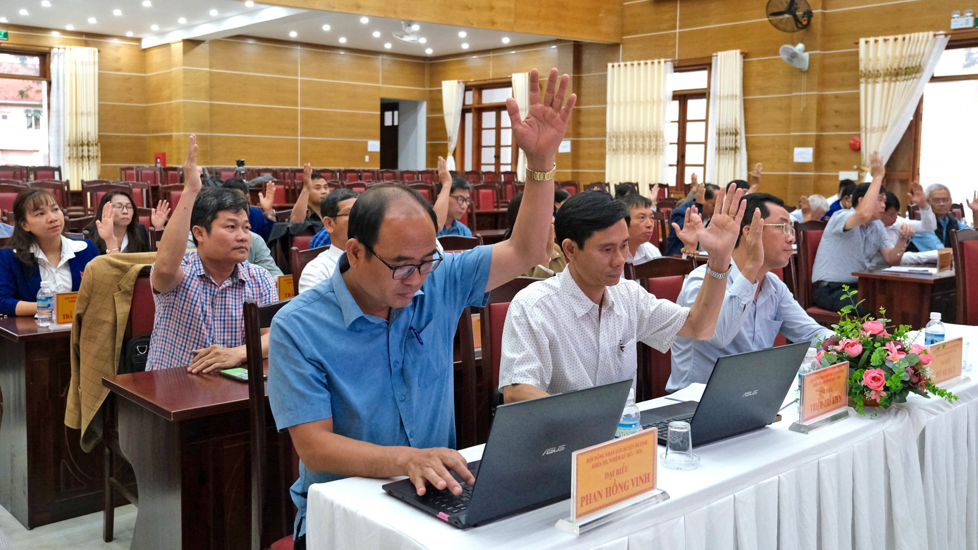 Các đại biểu HĐND huyện Di Linh biểu quyết thông qua Nghị quyết tán thành chủ trương sắp xếp đơn vị hành chính cấp tỉnh và cấp xã