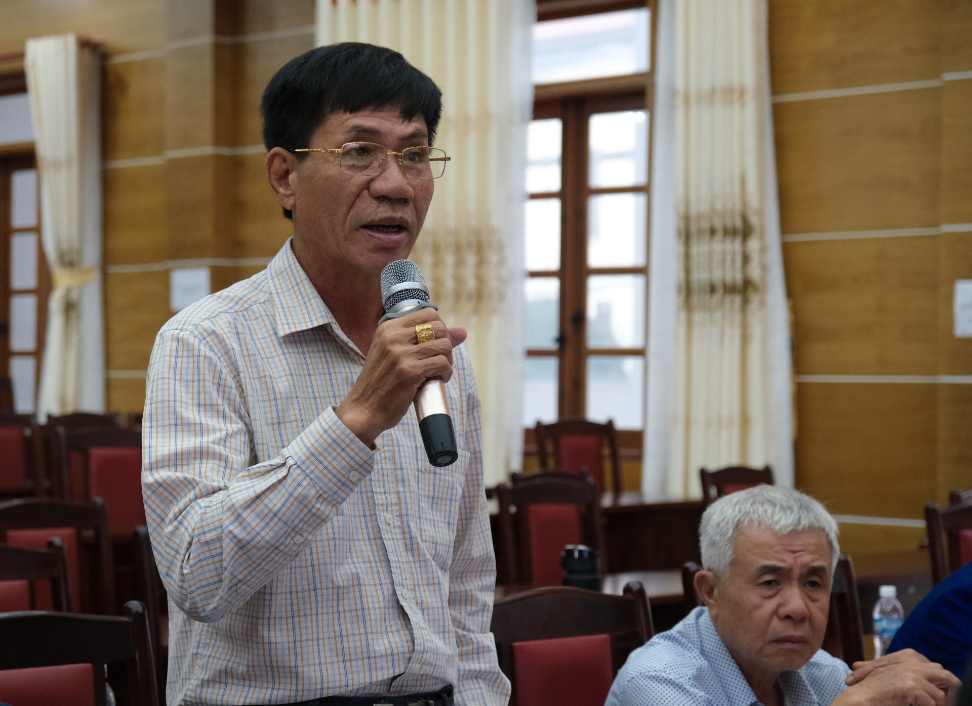 Các đại biểu thảo luận tại Kỳ họp