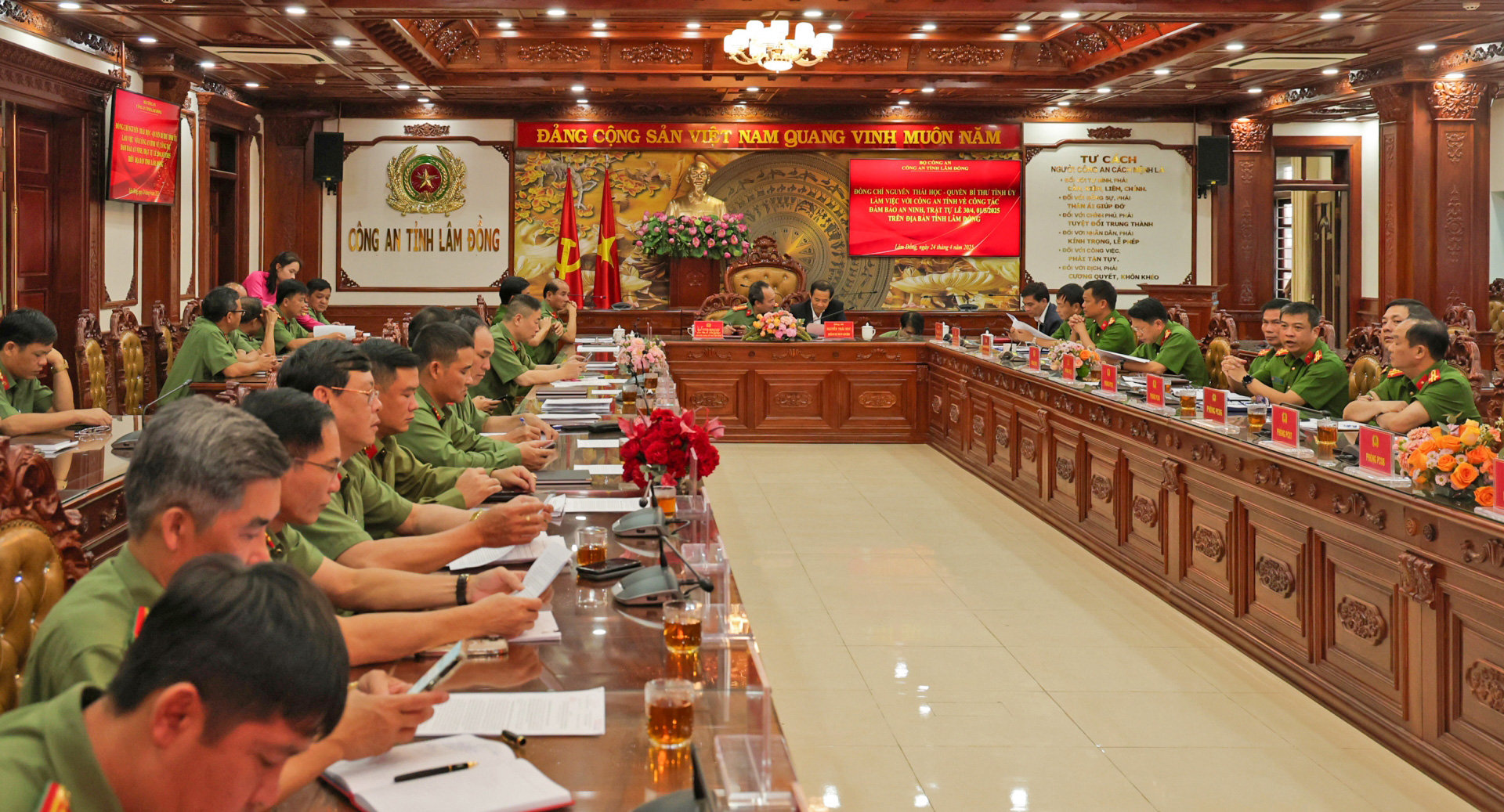 Quang cảnh buổi làm việc