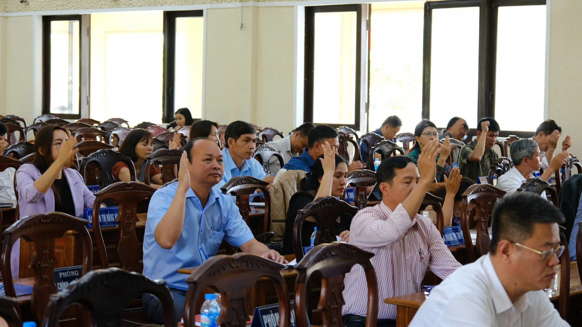 Các đại biểu HĐND huyện Lâm Hà biểu quyết thông qua các tờ trình