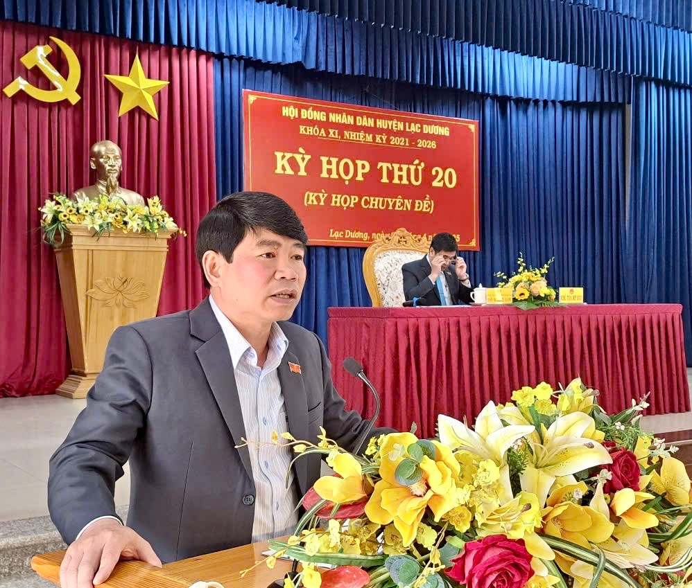 Trưởng ban Pháp chế HĐND huyện Bùi Quốc Huân tho6nmg qua chương trình kỳ họp