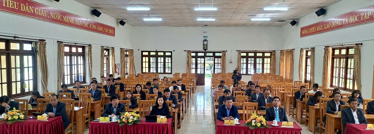 Lãnh đạo huyện Lạc Dương và các đại biểu tham dự kỳ họp